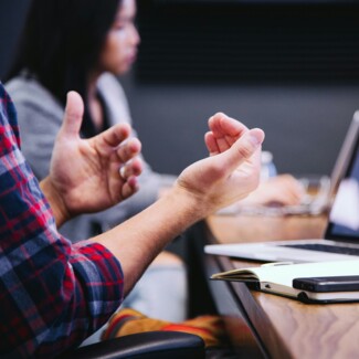 Workshop-Teilnehmer mit Laptop und Unterlagen