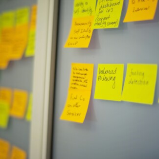 Analogue work and digital seminar setting: pinboard with lots of yellow post-its