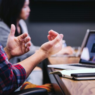 Workshop-Teilnehmer mit Laptop und Unterlagen